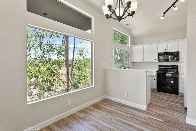 Building Photo - 5 Silver Glade Dr