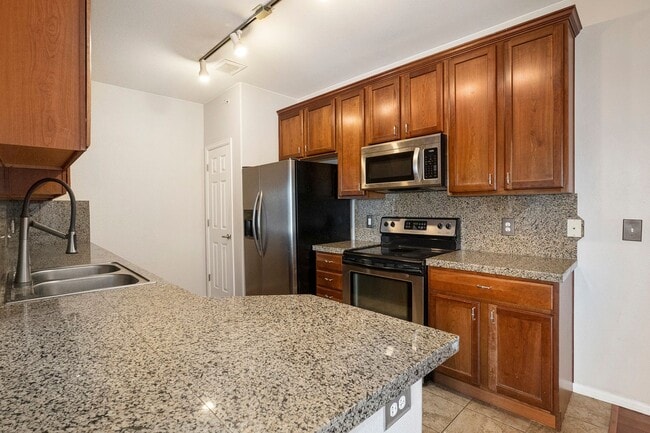 Building Photo - Beautiful 2BD 2Bath Condo with Views