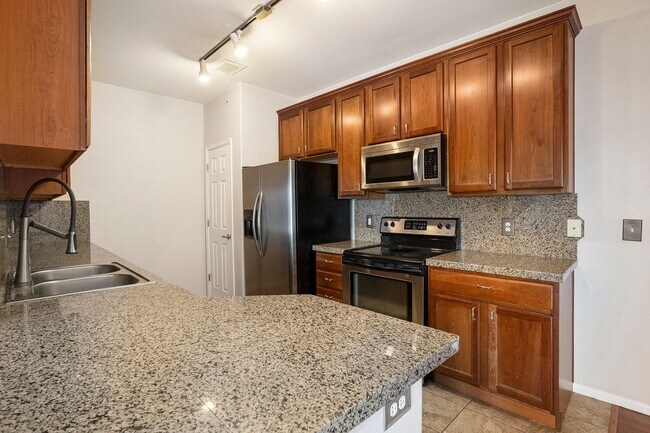 Foto del edificio - Beautiful 2BD 2Bath Condo with Views