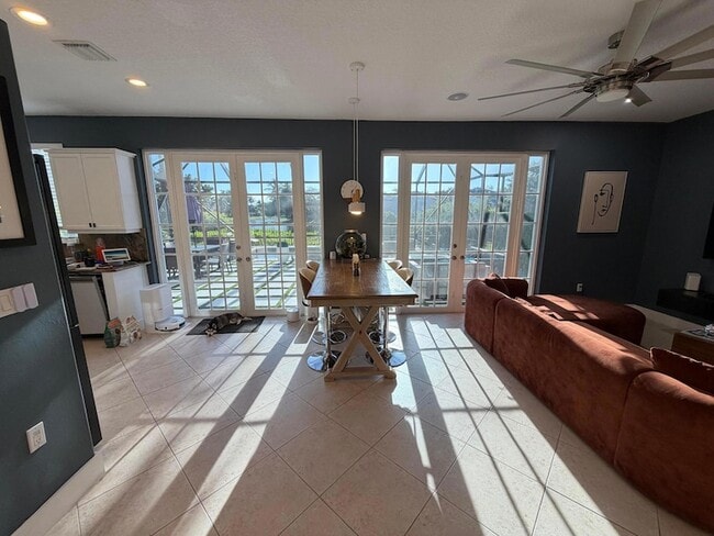 Building Photo - 6094 Oak Bluff Way