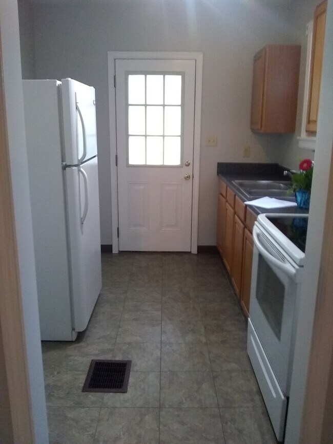 Kitchen - 1803 Weyer Ave