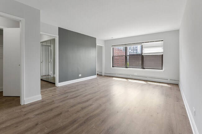 Building Photo - 5858 N Sheridan Rd