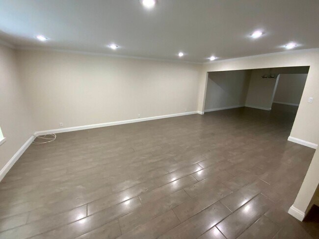 Foto del edificio - HIGHLY UPGRADED TOWN HOME IN FABULOUS GUAR...