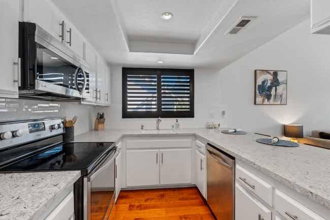 Building Photo - 526 Via De La Valle