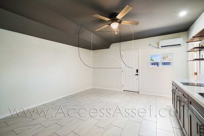 Foto del edificio - Charming Garage Studio /1 Bath With Private Entrance In Riverside!