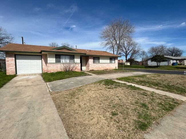 Foto del edificio - AVAILABLE NOW! 4 Bedroom / 2 Bath Home Nea...