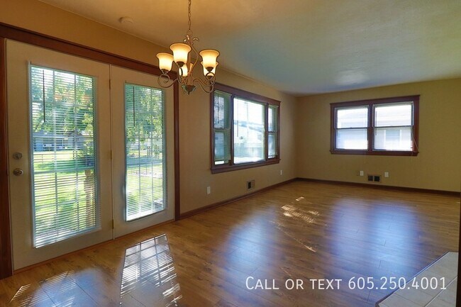 Building Photo - Spacious 3 Bed 2 Bath Home