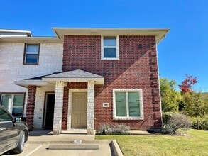 Building Photo - BEAUTIFUL 2/2.5 in Gateway Villas! August ...