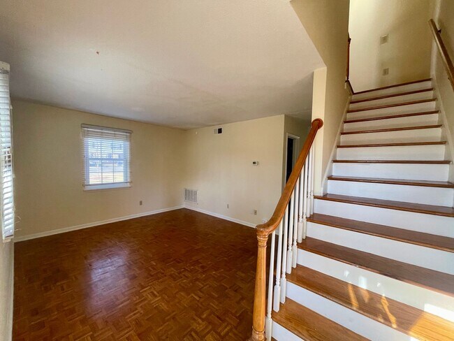 Foto del edificio - Darling Townhouse in Willow Terrace - ready for you to move in!