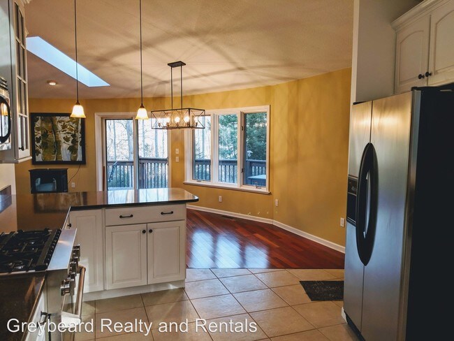 Building Photo - 2 br, 2.5 bath House - 36 White Willow Rd