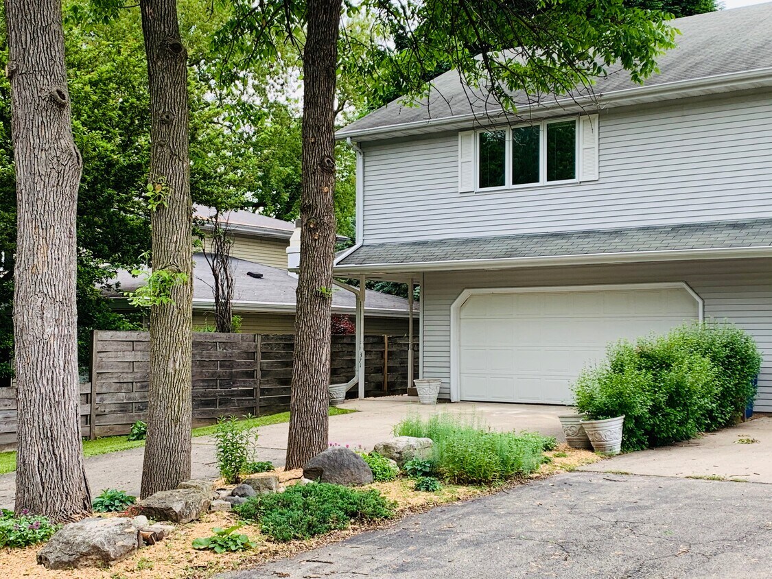 371 Winnebago Ct, Menasha, WI 54952 Townhome Rentals in Menasha WI