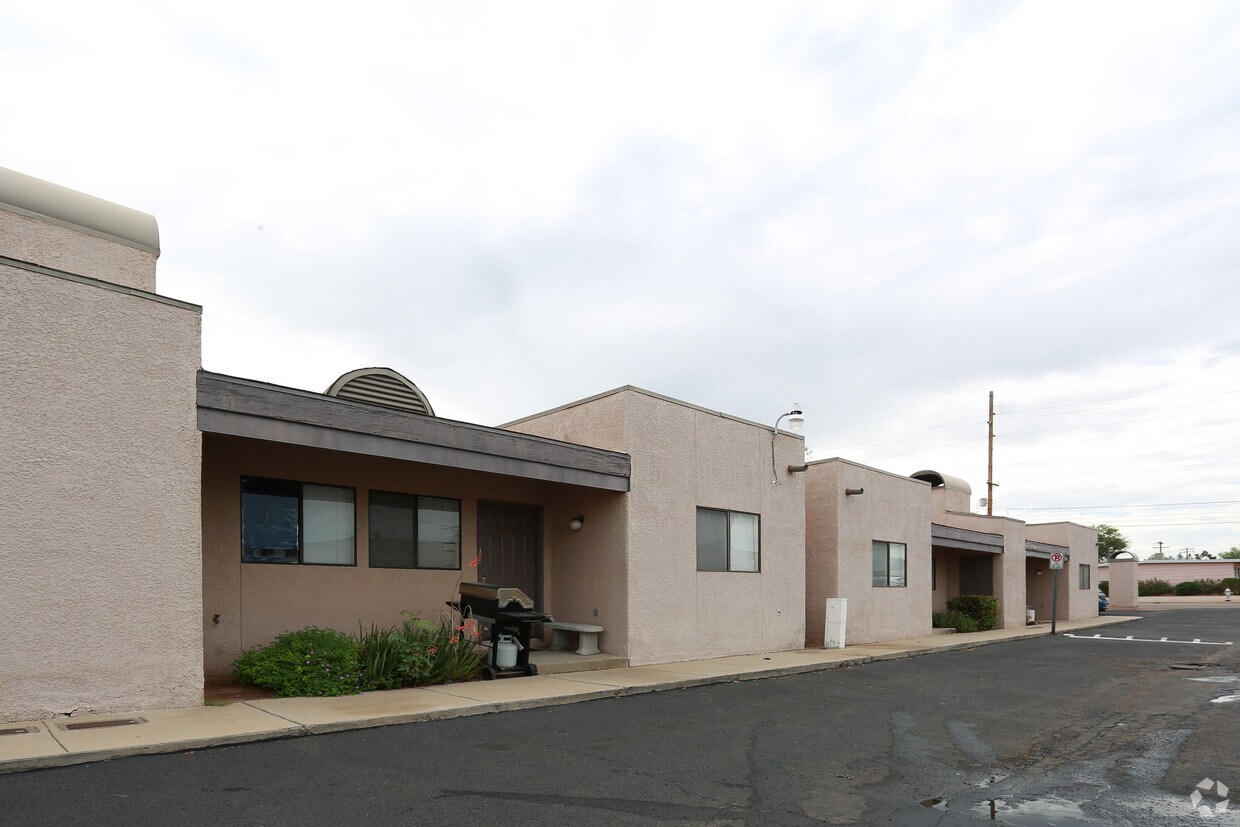 Building Photo - 4117-4125 E Bellevue St