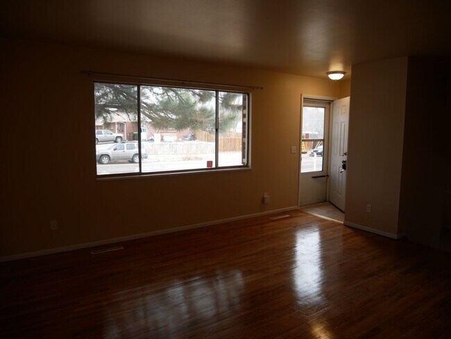 Foto del edificio - 3 Bedroom Tri Level Home Available Now!
