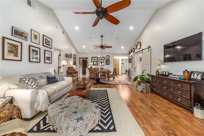 Foto del edificio - 106 SE Crestwood Cir