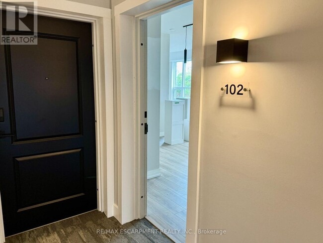 Photo du bâtiment - 120-120 Springvalley Crescent