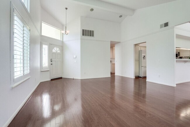 Building Photo - 3 bed, 2 bath Single Family Home in North ...