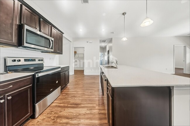 Building Photo - 118 Thatchet Dr