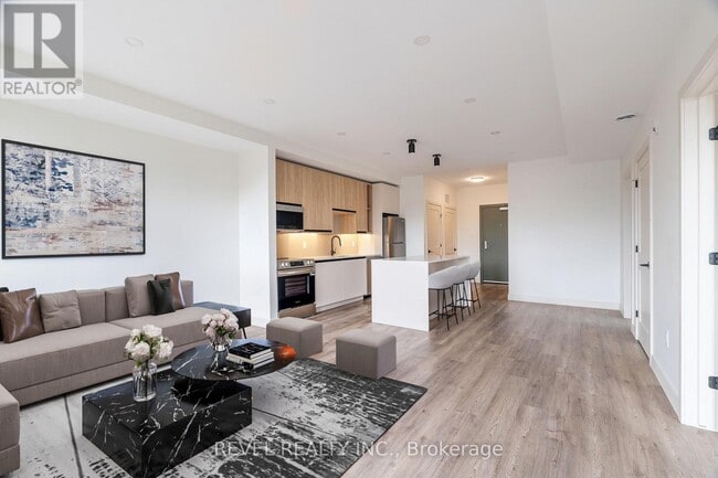 Building Photo - 4390 Hillview Dr