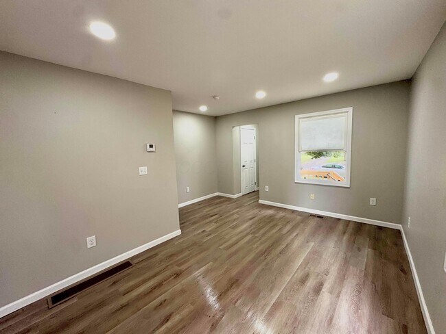 Building Photo - 750 S Harris Ave