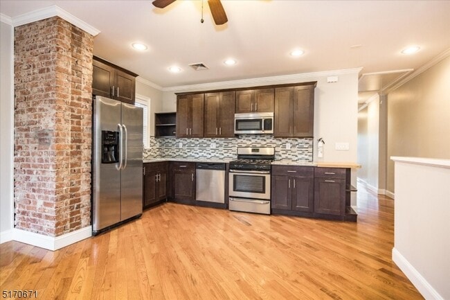 Building Photo - 170 Pine St