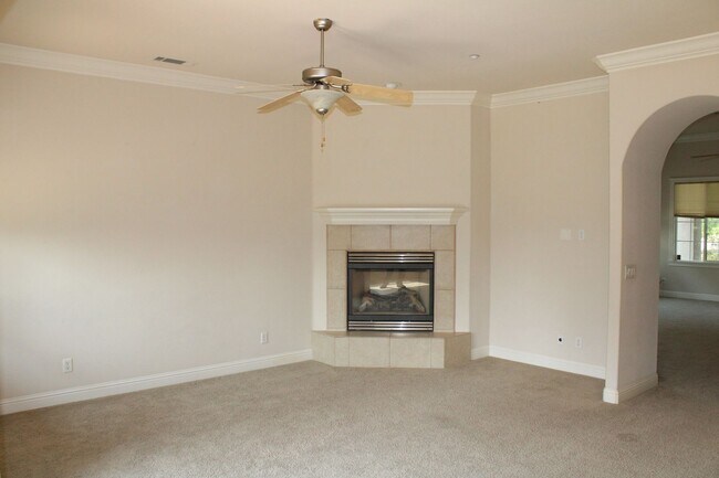 Building Photo - 4 BED/2 BATH IN THE SUNSET AVENUES SUBDIVISION