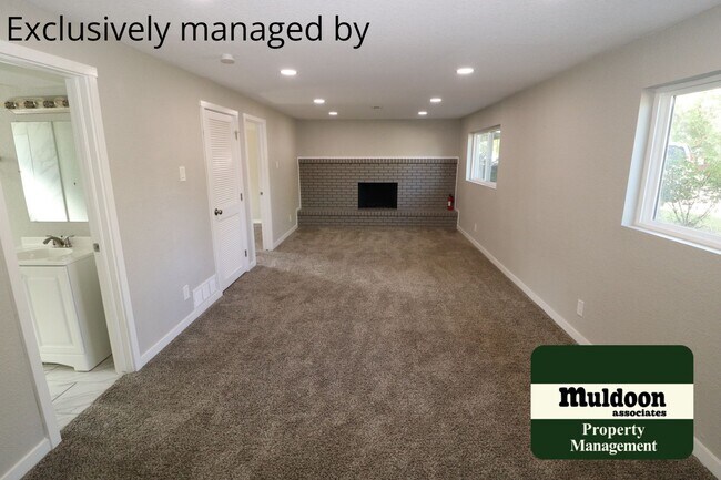 Foto del edificio - Beautiful Belmont Home with 4 car garage! ...