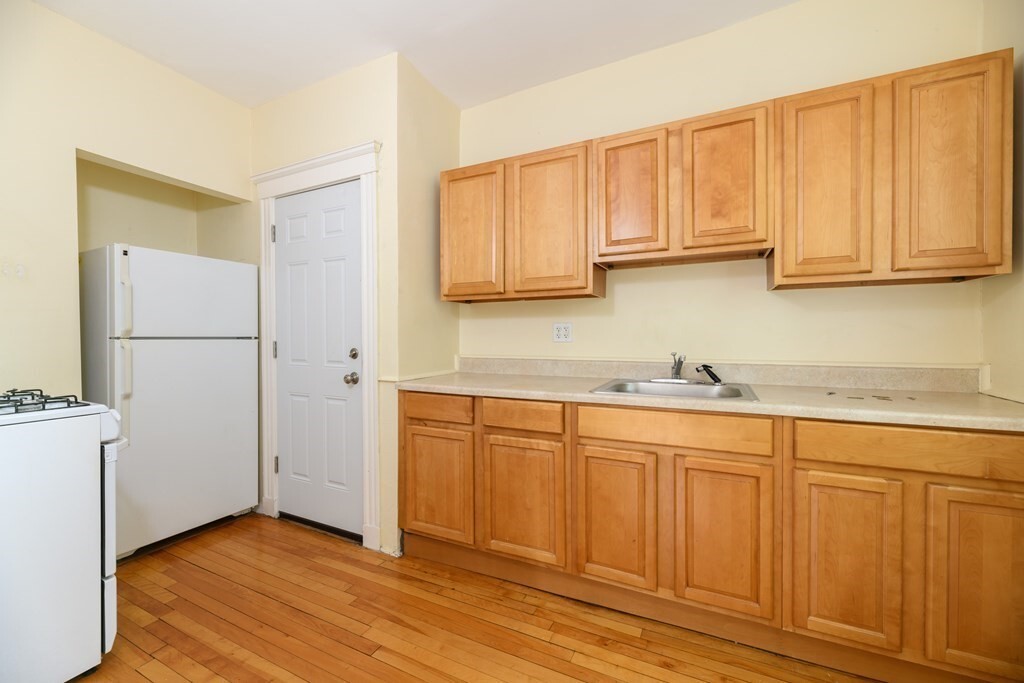 Primary Photo - 6 Sherborn Ct