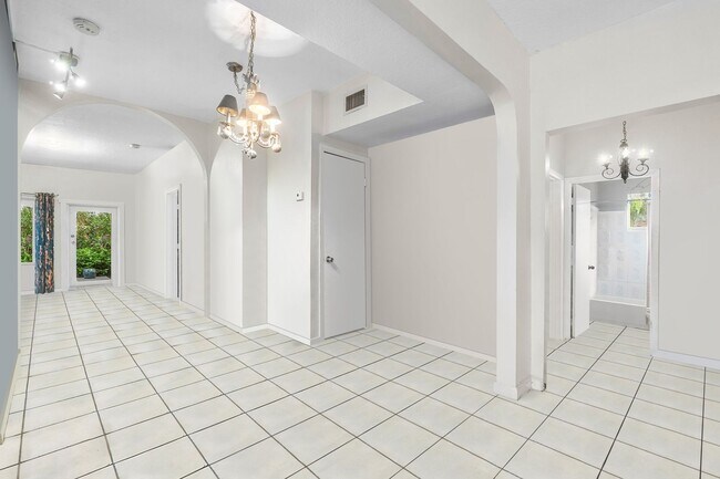 Foto del edificio - Historic 3 Bedroom 2 bath Single Family Ho...