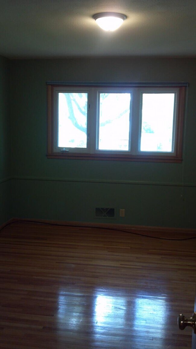 Building Photo - 3 bedroom in Edina MN 55439