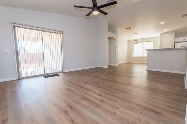 Building Photo - 4 Bedroom, 2 Bath, Split Floor Plan, 2 Car Garage, Central A/C