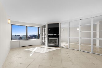 Building Photo - 65 E India Row