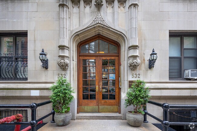 Entrada - 532 W 111th St