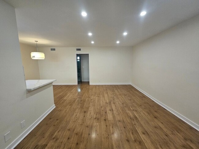 Building Photo - 561 E Orange Grove Ave
