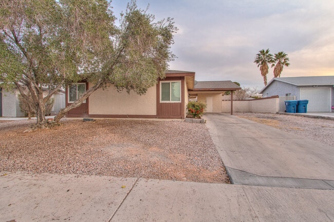 Foto del edificio - **COMING SOON 03/09/2025** Charming 3-Bedroom Single-Story Home with Oversized Backyard – No HOA!