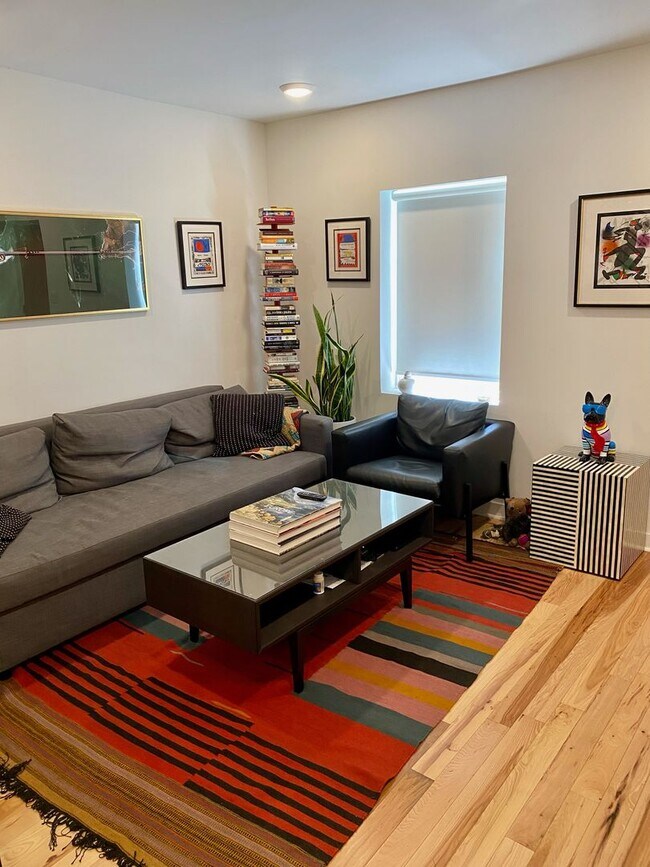 Foto del edificio - Stunning 3-Bedroom Townhome in the Heart o...