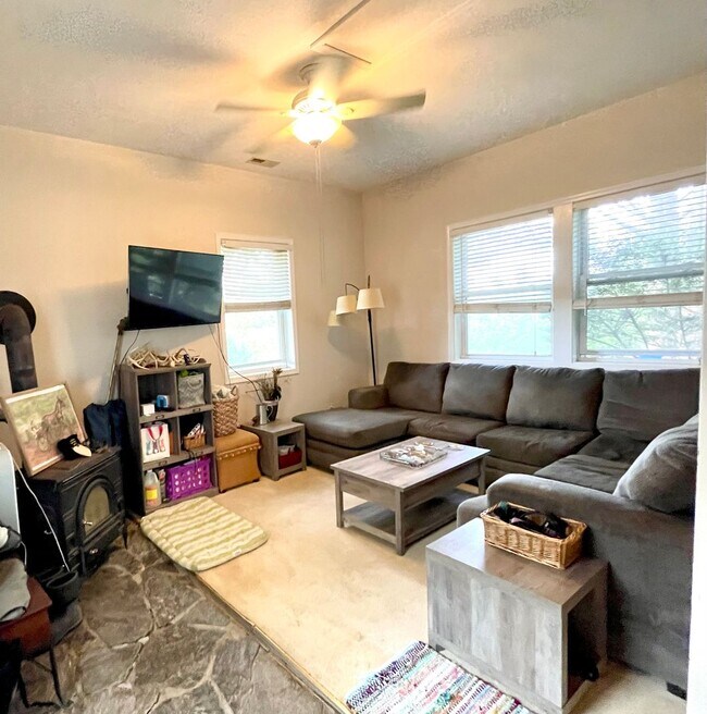 Foto del edificio - Available for the 2026-2027 lease term.