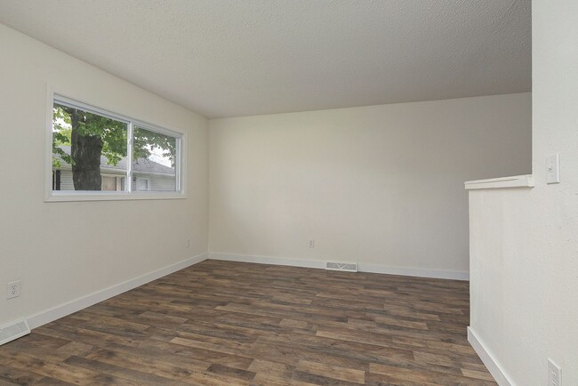 Building Photo - 1 Bedroom | 1 Bathroom | Apartment | Located In the Heart of Downtown and Near Campus's