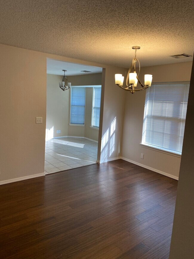 Foto del edificio - 6903 Silver Oak Dr