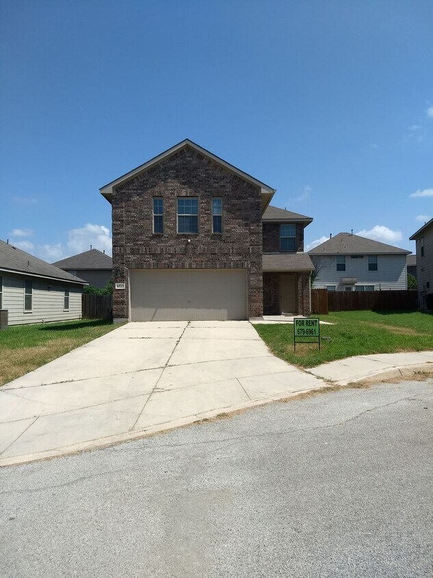 Foto principal - Spacious 4-Bedroom Home in Candlewood Park