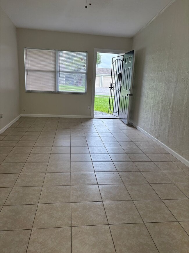 Building Photo - Renovated 3 bedroom house in the heart of ...