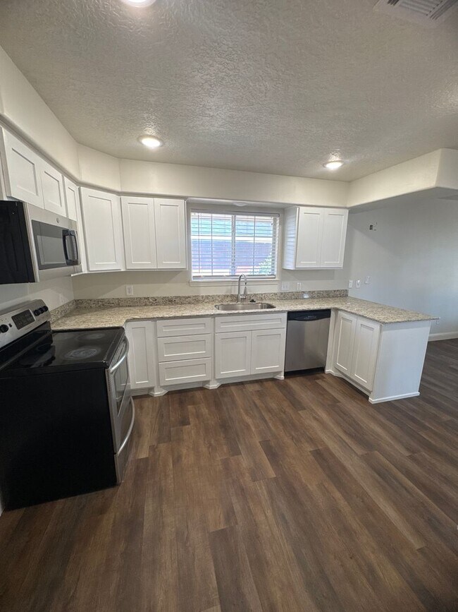 Foto del edificio - beautiful 4-bedroom, 2-bath Home available...