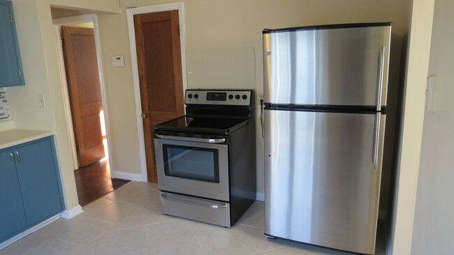 Kitchen - 1248 Schiller Ave