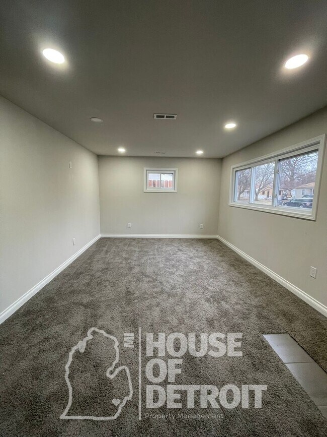 Building Photo - NEW Rental: Charming 3 Bed, 1 Bath House!