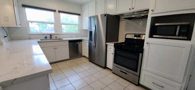 Building Photo - 5400 Halbrent Ave