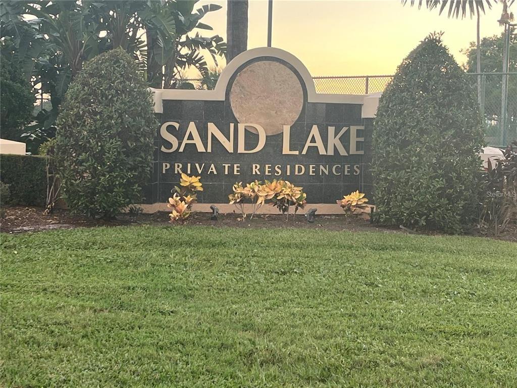 Foto del edificio - 8939 Latrec Ave