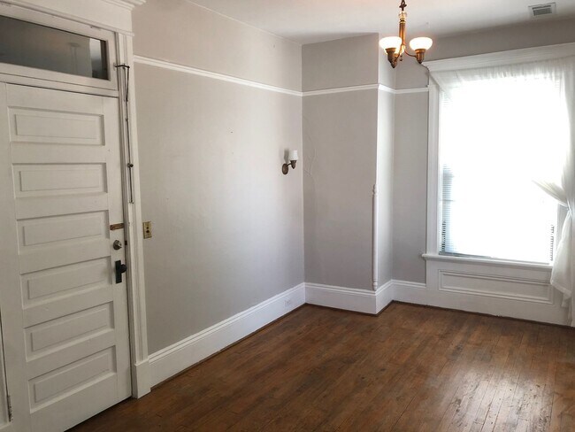 Foto del edificio - 705 E Walnut St