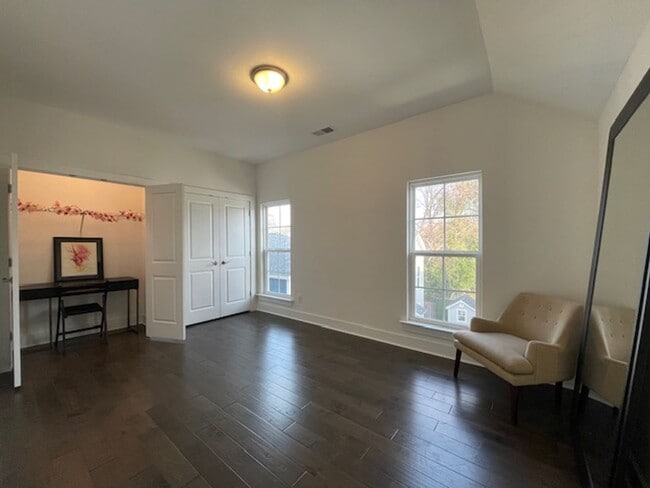 Building Photo - 3bd/2ba well-maintained home close to down...