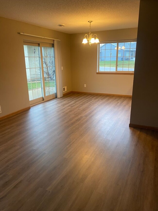 Foto del edificio - 3 Bedroom Townhome on Peach Dr. in Sauk Ra...