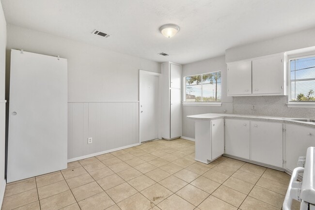 Building Photo - 326 Brookview St