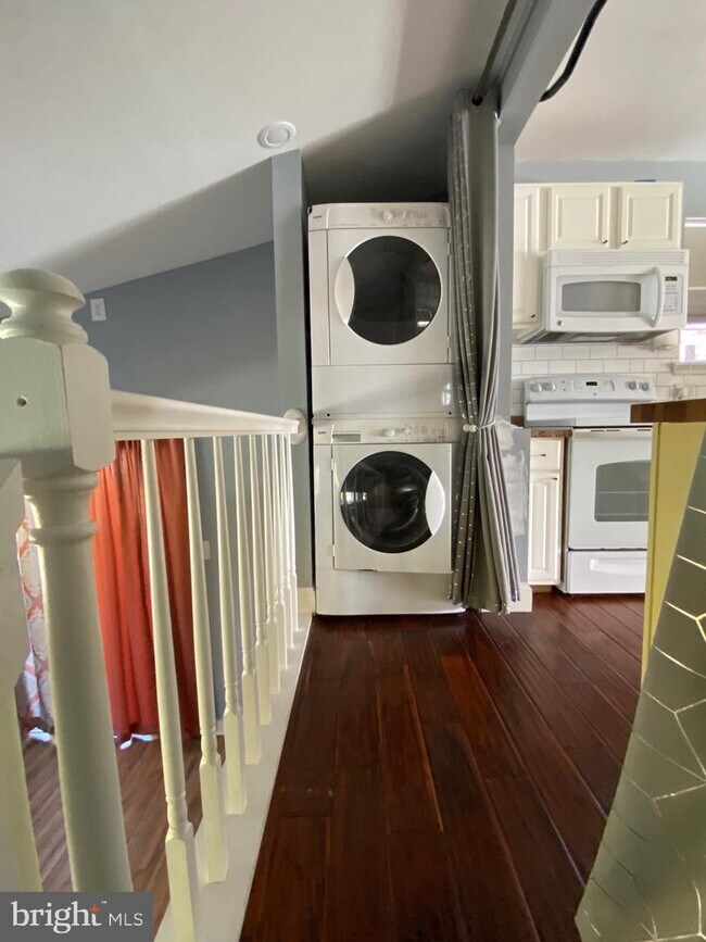 Building Photo - 18910 White Oak Dr